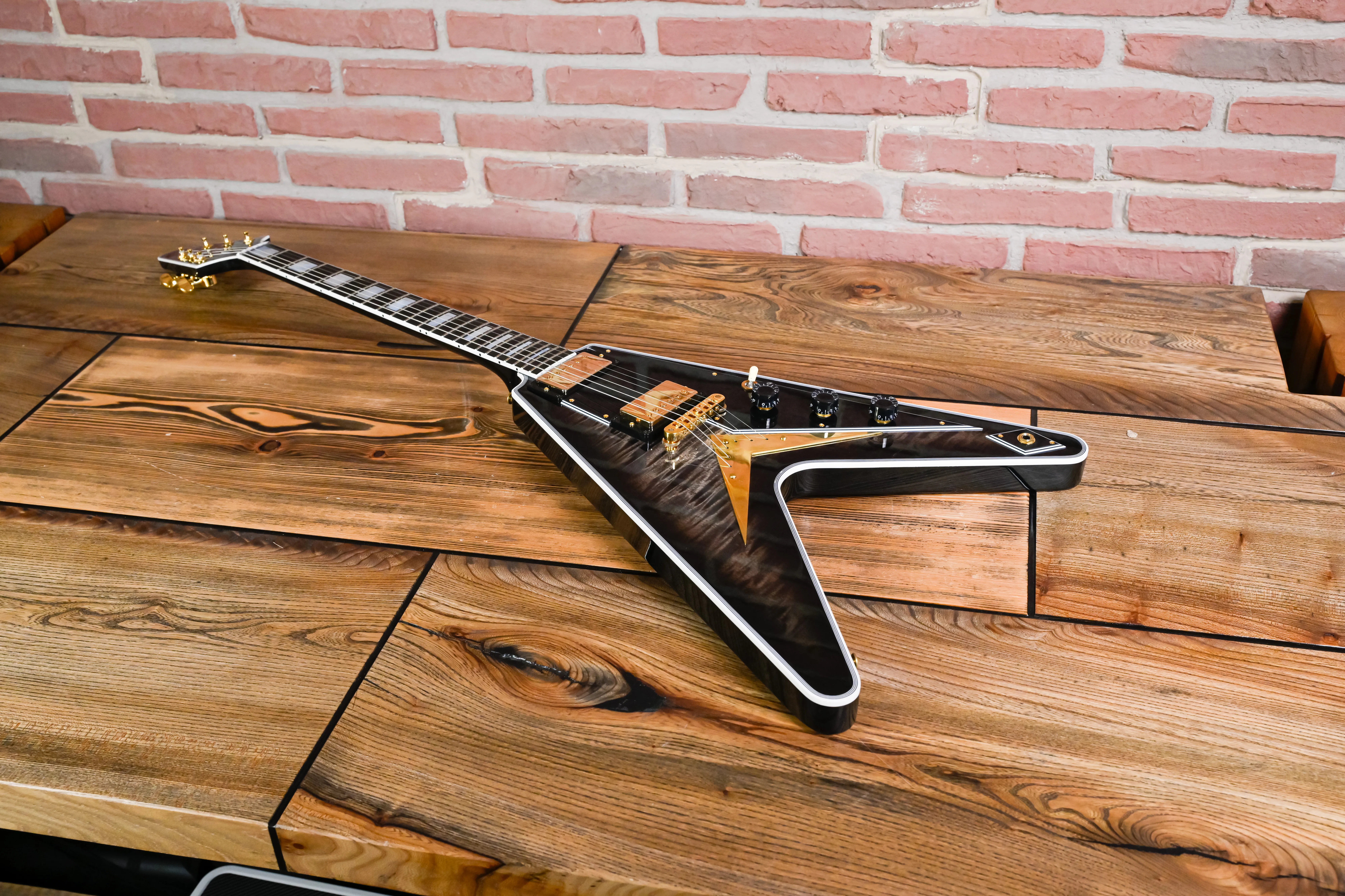 Custom Shop Flying V Figured Cobra Burst