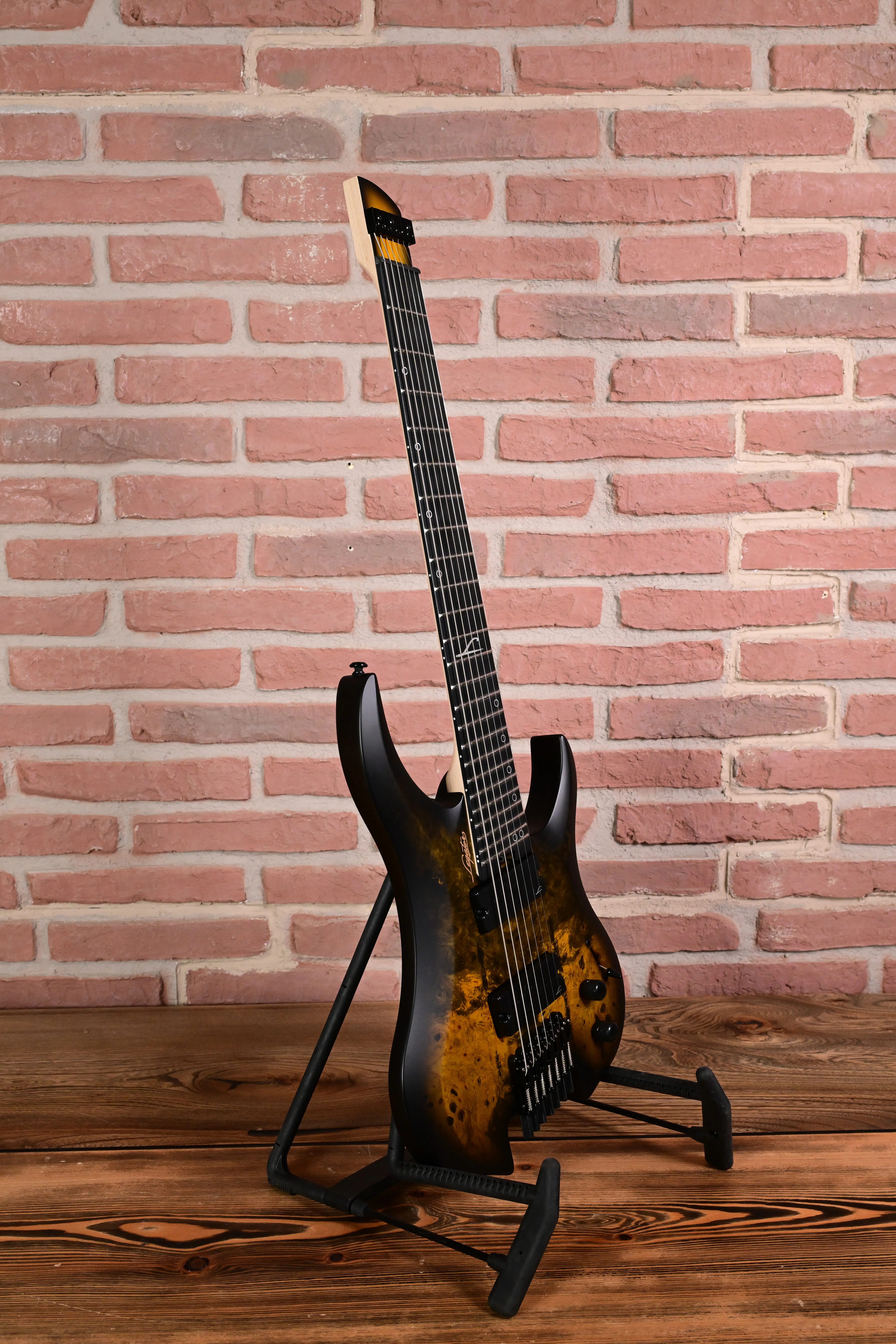 E-Gitarre, Solidbody, acht Saiten, Sunburst, schwarze Hardware