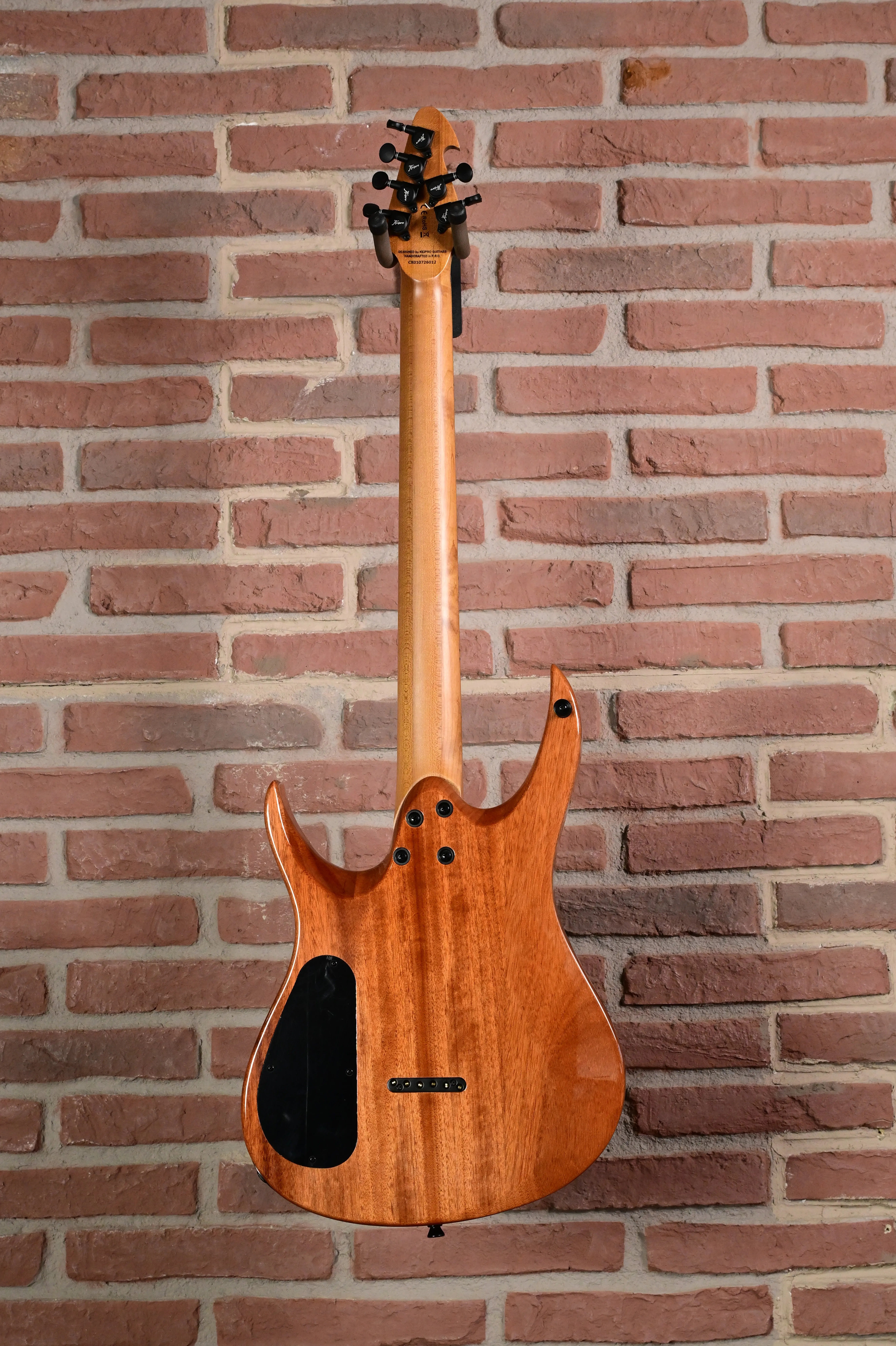 E-Bass, Mahagonikorpus, Naturholzoptik, Schwarze Hardware