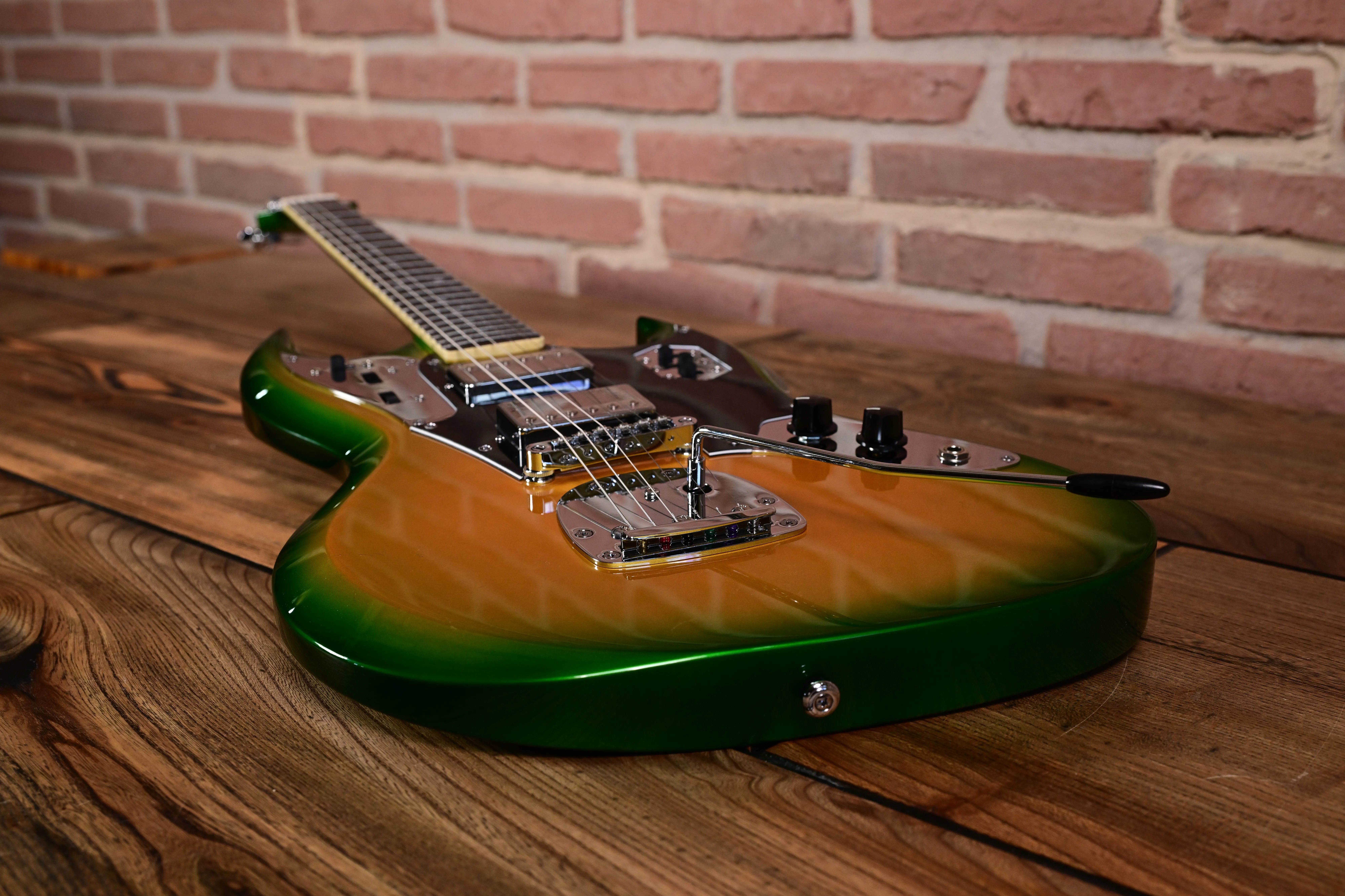 E-Gitarre, Grün-Orange, Massivholzkorpus, Doppelspul-Tonabnehmer, Vibratohebel