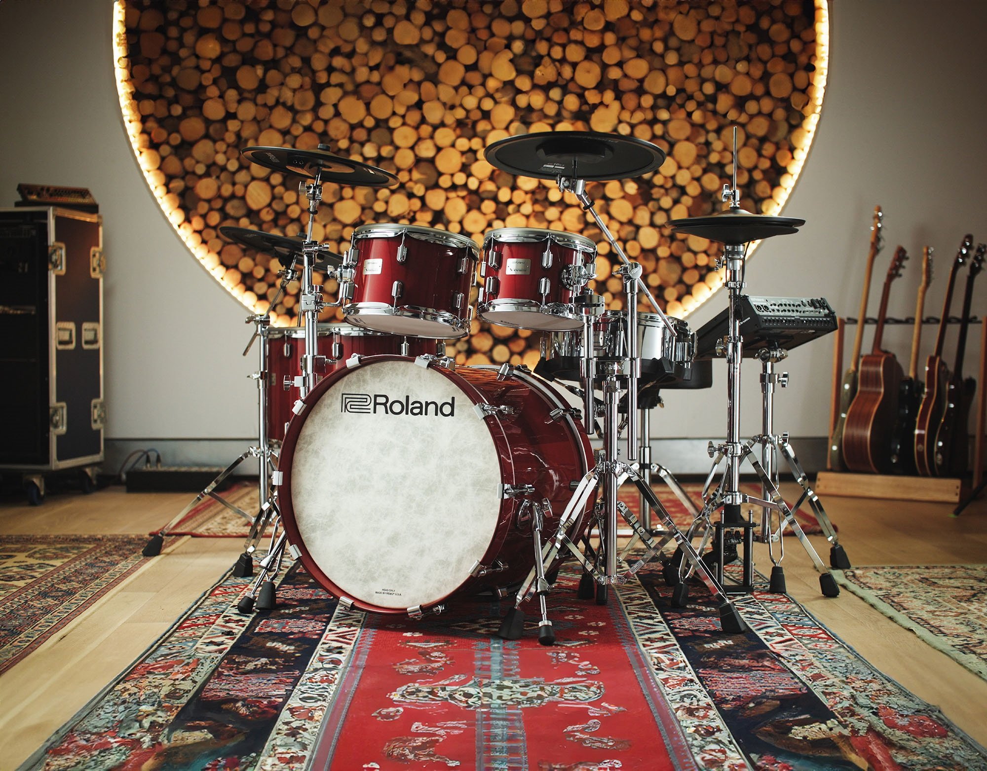Roland VAD716-GC E-Drumset in Gloss Cherry – komplettes Set in einem Lifestyle-Umfeld, Frontansicht mit Snare, Toms, Becken und Kick-Drum