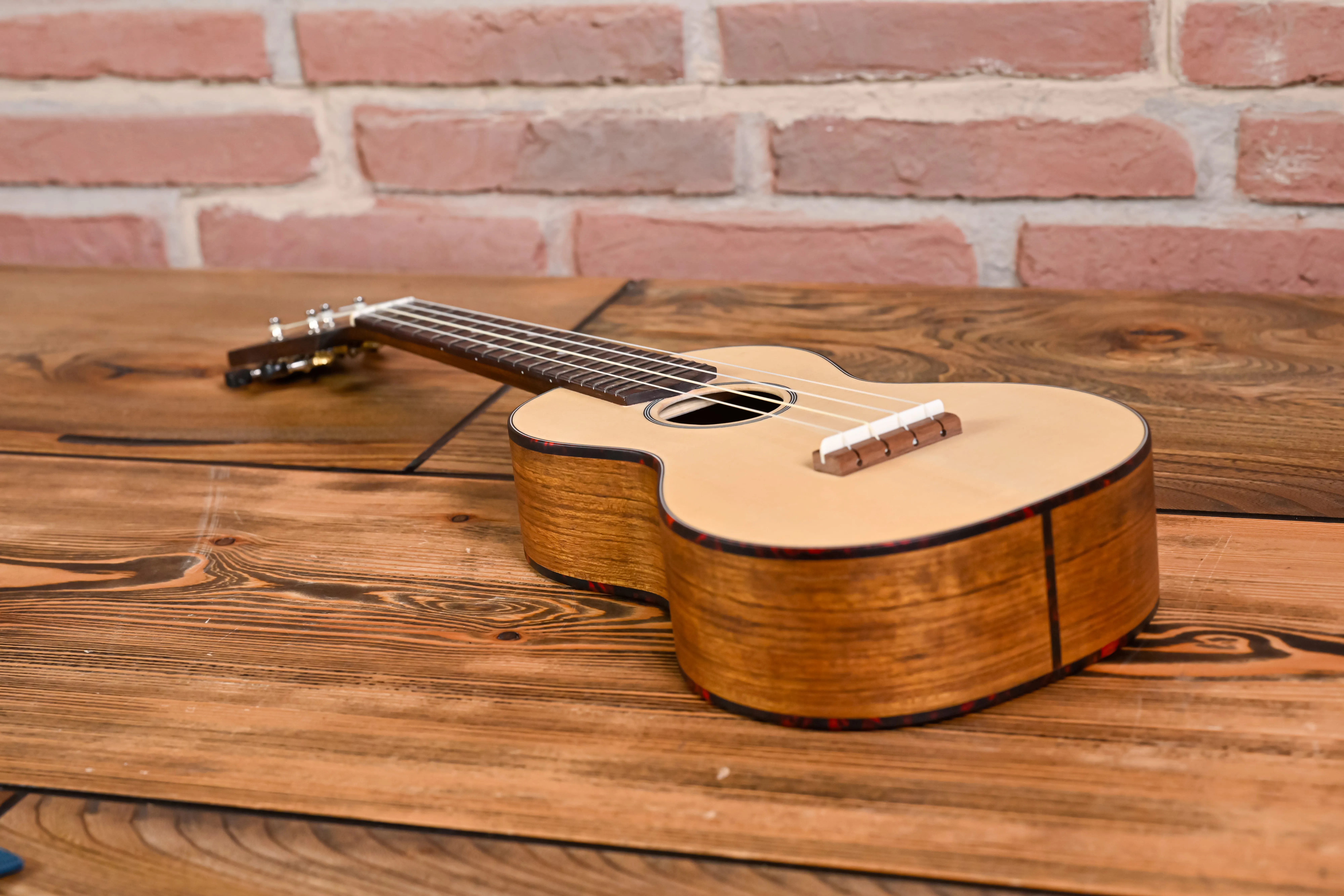 EU2-C Concert Ukulele Solid Spruce Ovangkol