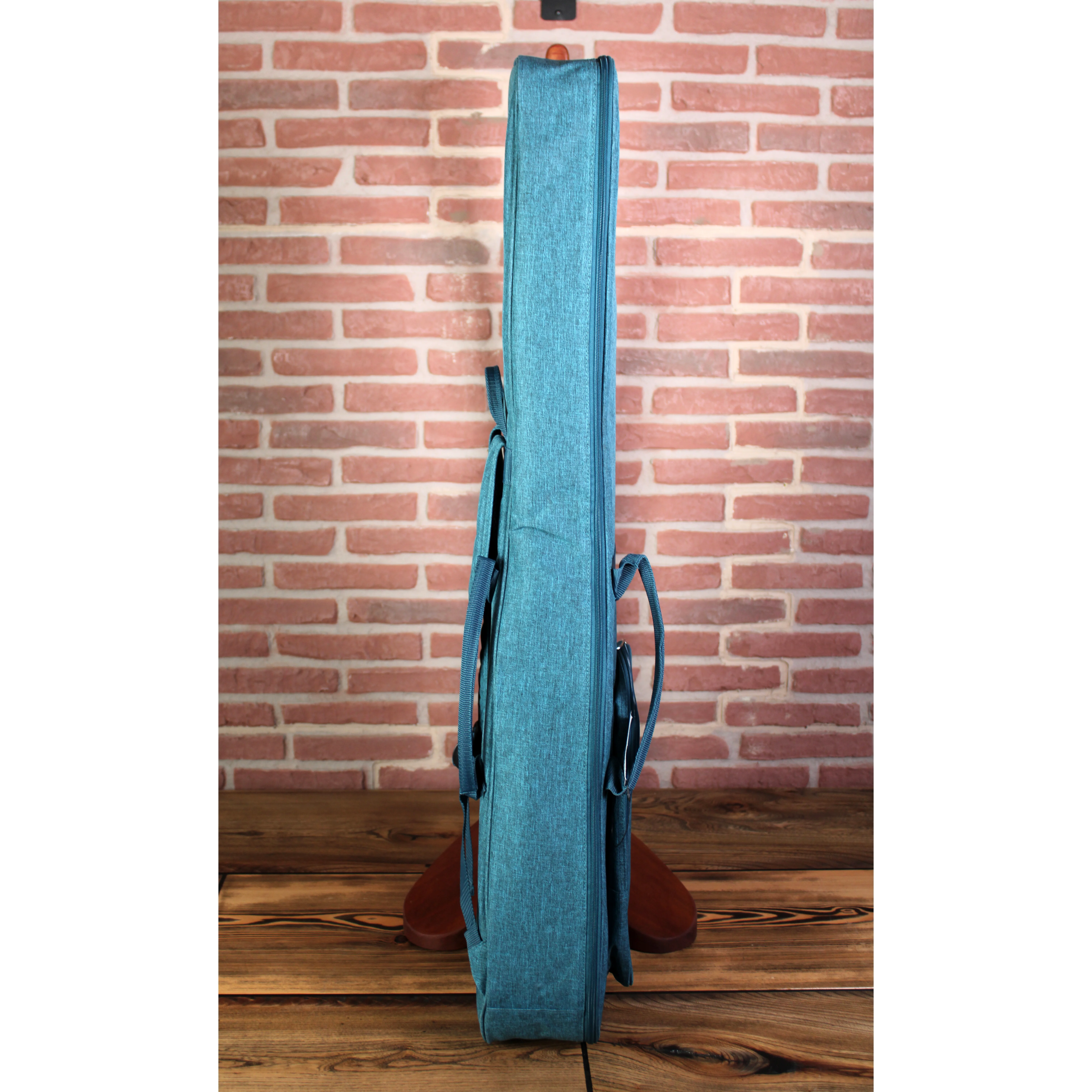 Eastman PCH1-OM-CLA Westerngitarre im Gigbag Seitenansicht