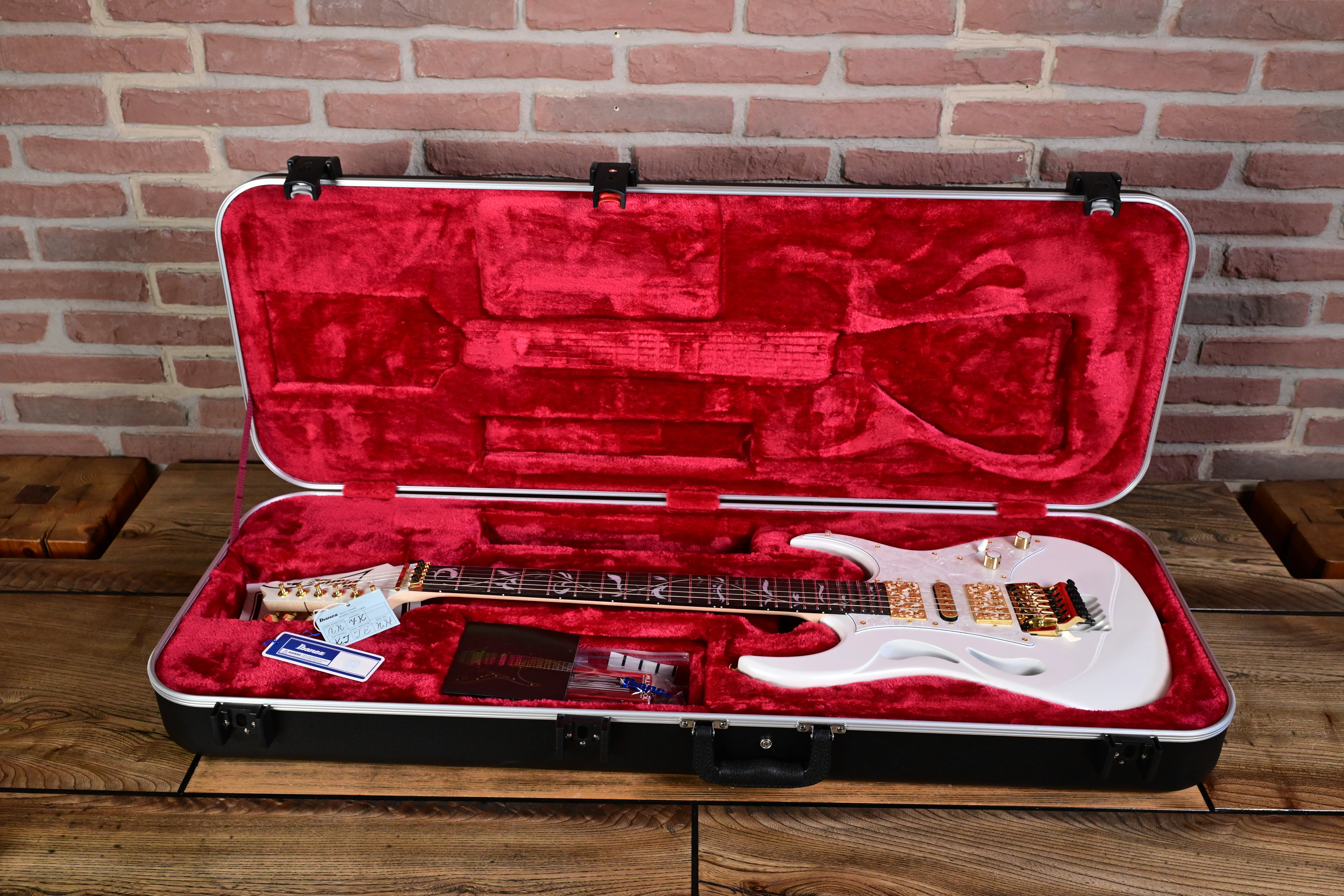 PIA3761-SLW Steve Vai Signature E-Gitarre Stallion White
