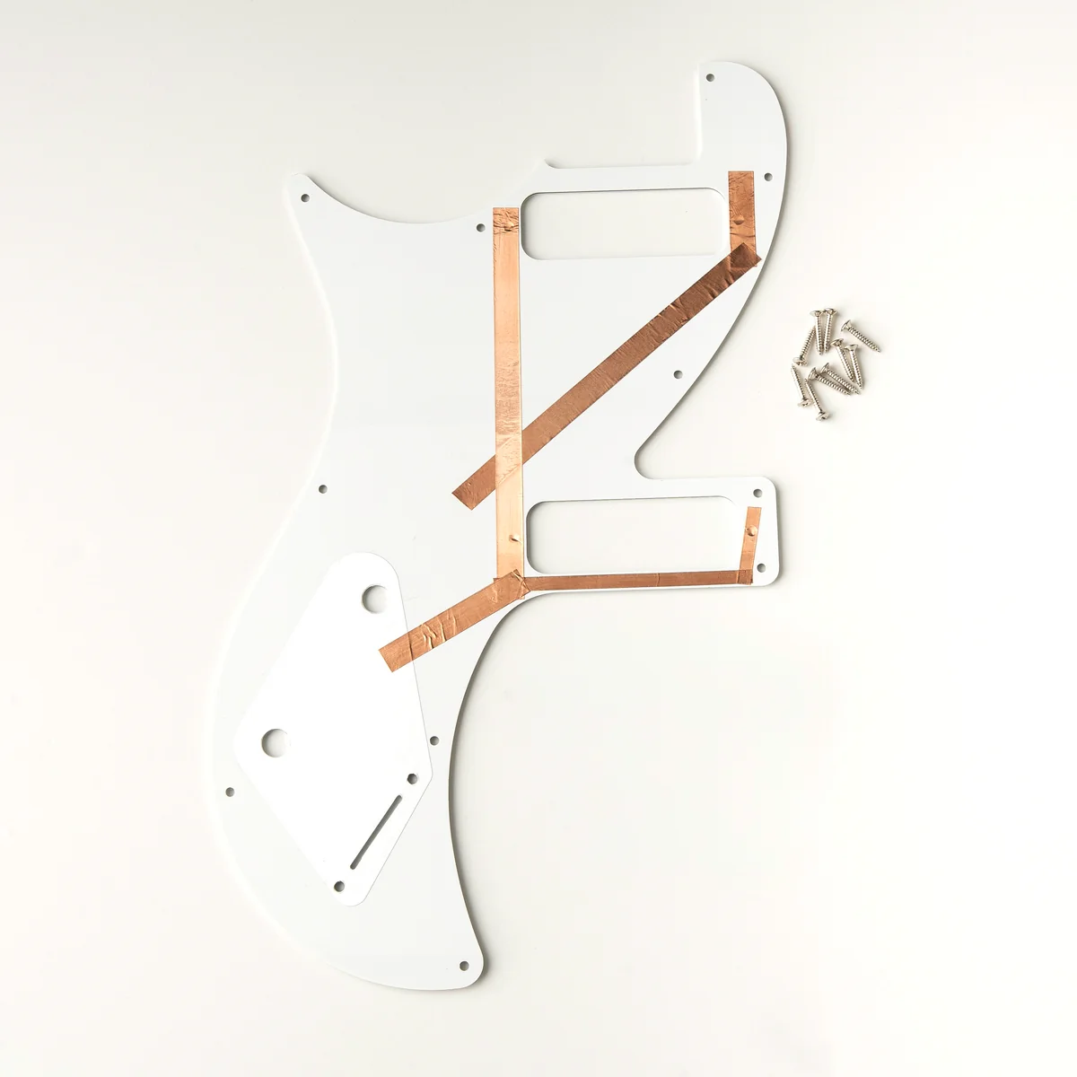 Gitarrenschlagbrett, E-Gitarre, weiß, Kupferabschirmung, Befestigungsschrauben