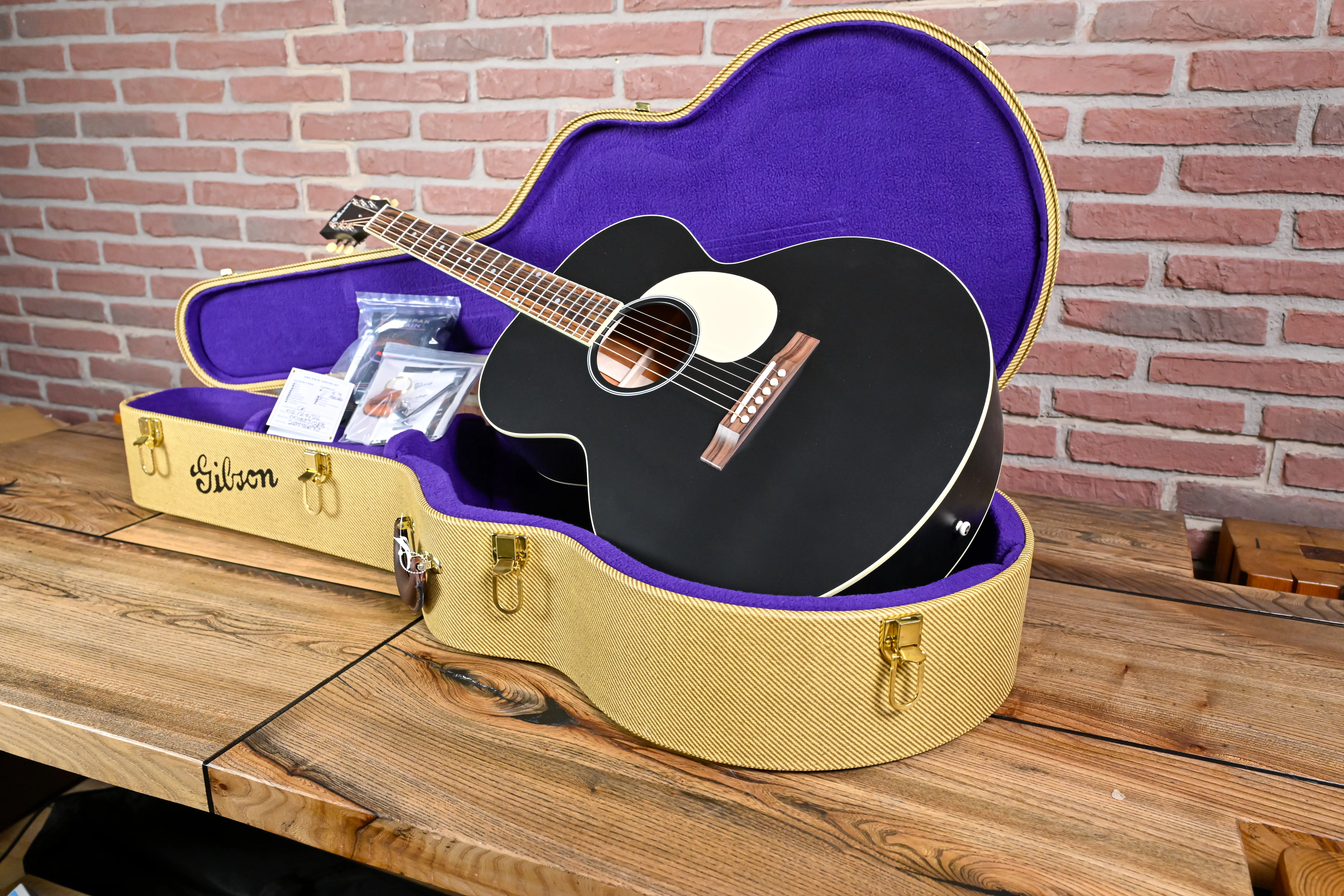J-185 Century 12-Fret Ebony Jumbo Westerngitarre
