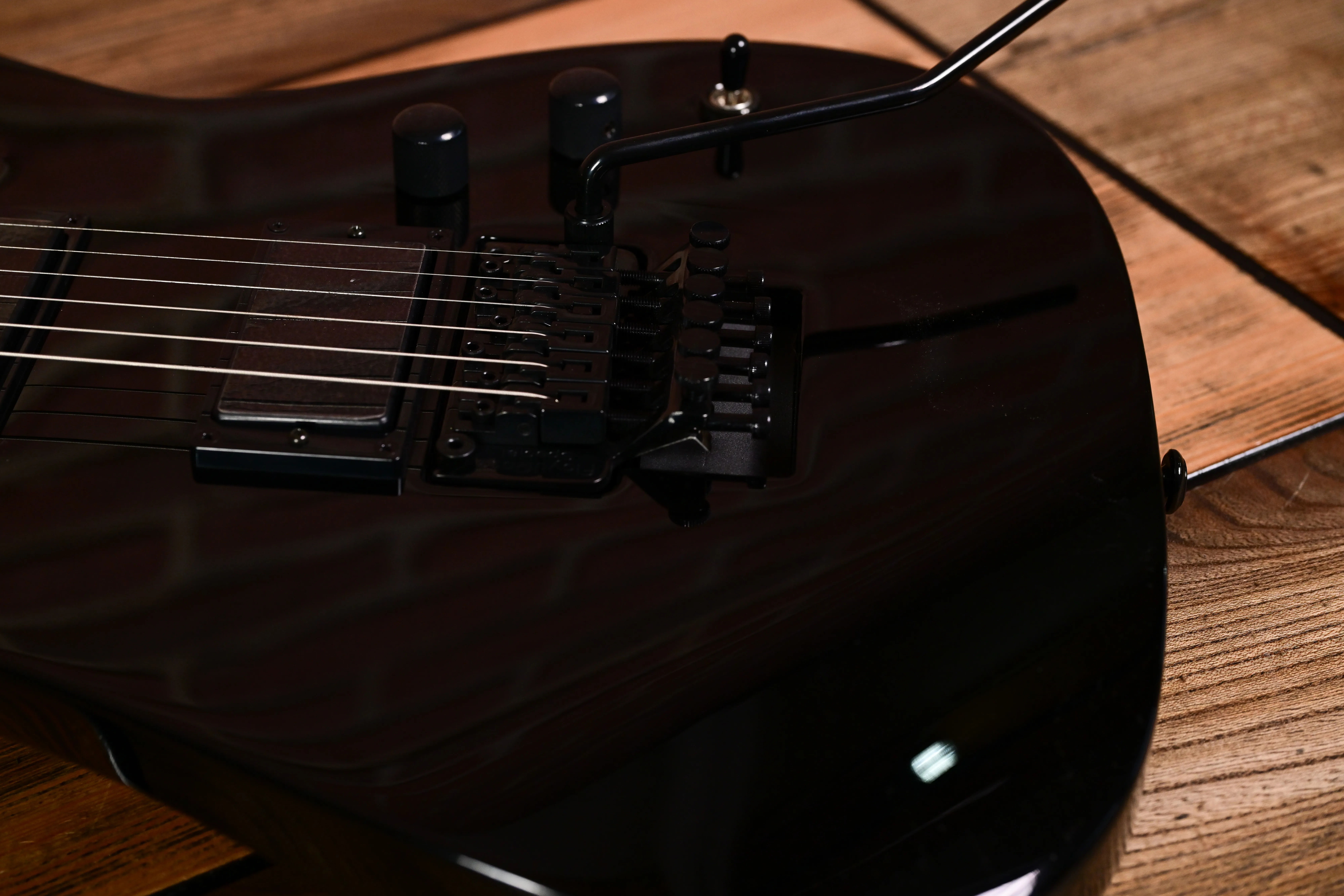 E-Gitarre, schwarzer Korpus, Floyd-Rose-Tremolo, Humbucker, Hochglanzlack